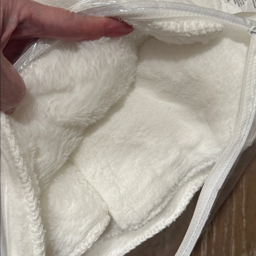 UGG Cream Plush throw blanket - Picture 3 of 3